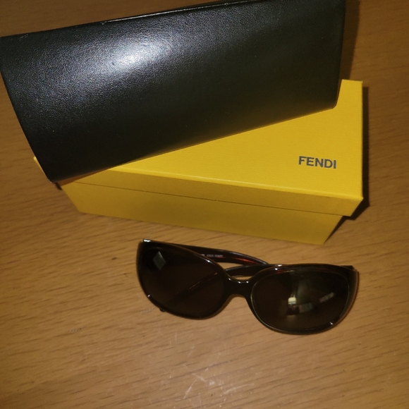 β€οΈβπ₯FENDI Sunglasses case and box - Picture 10 of 13